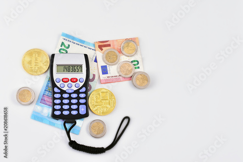 calculadora sobre dinero con billetes, monedas y bitcoins