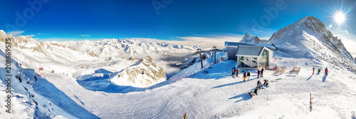 Oszałamiająca zimowa panorama w ośrodku narciarskim Tonale. Widok Włoskie Alpy z lodowca Adamelo, Italia, Europa