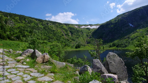Górski krajobraz z polodowcową doliną, kotłem małego stawu - krajobraz Karkonoszy u podnóża Równiny pod Śnieżką