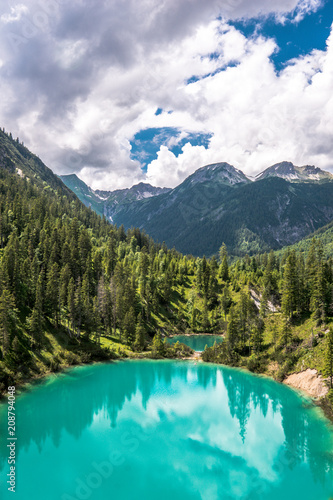 Spiegelungen im Bergsee vor den Alpen