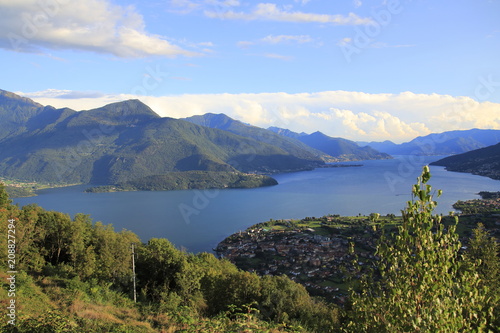 Panorama Blick über den oberen Teil vom Comer See über Gravedona, Vercana, Domaso, Arbosto, Colico, Piona, Dongo, Belano, Dorio, Menaccio, Varenna, Musso, Oligasca, San Carlo, bis runter nach Bellagio