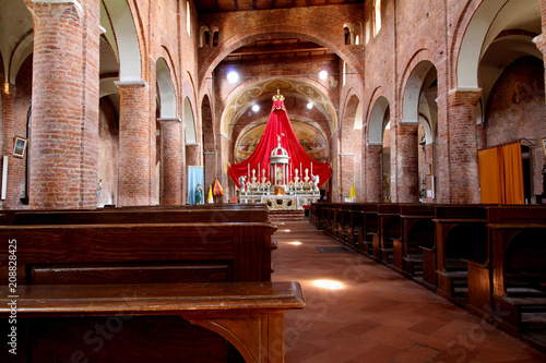 interno della Basilica di Santa Maria Maggiore a Lomello