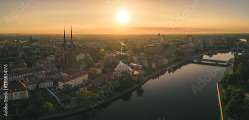 Dzień dobry Wrocław! Poranny widok z lotu ptaka na budzący się Ostrów Tumski - Wrocław, Polska