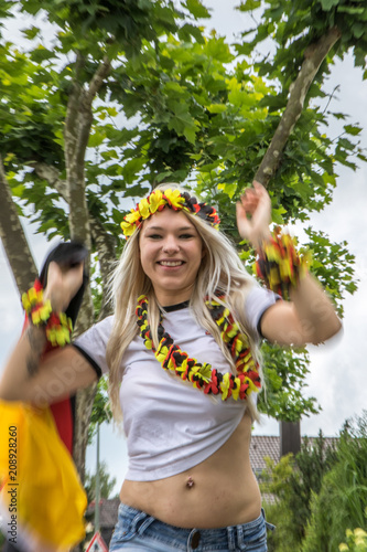 Weiblicher Fußballfan freut sich draußen über Sieg der deutschen Nationalmannschaft