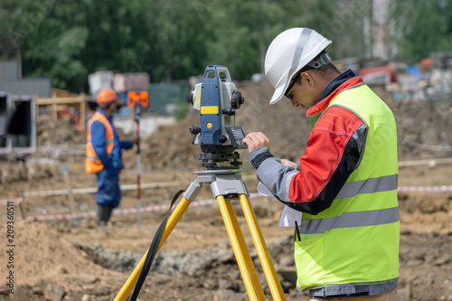 The surveyor makes measurements tachymeter and enters data