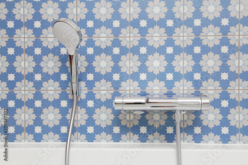 carrelage salle de bain bleu fleuri avec robinet et pommeau de douche 