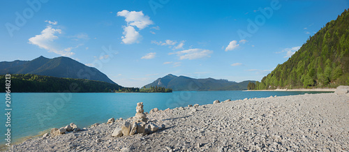 sonniger Badestrand mit Steinmann, am schönen blauen Walchensee