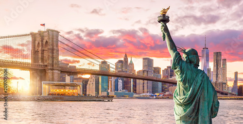 Statua Wolności i panoramę Nowego Jorku o zachodzie słońca