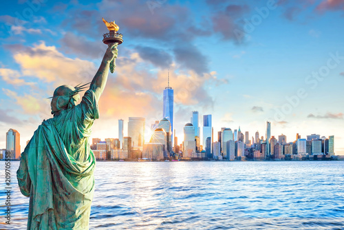 Statua Wolności i panoramę Nowego Jorku o zachodzie słońca
