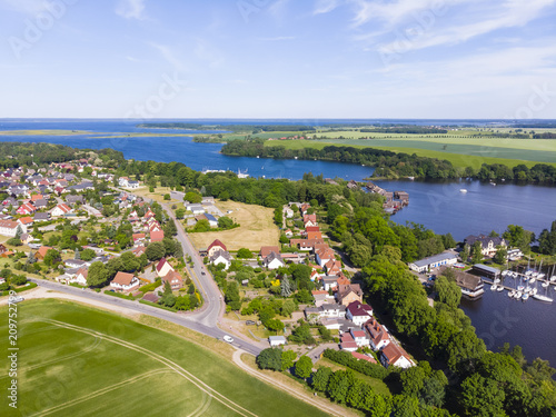 Deutschland, Mecklenburg-Vorpommern , Röbel, Landkreis Mecklenburgische Seenplatte, Luftaufnahme, Blick auf Röbel und den See Müritz