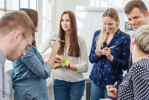 junges team macht sich notizen in einem seminar oder einer besprechung