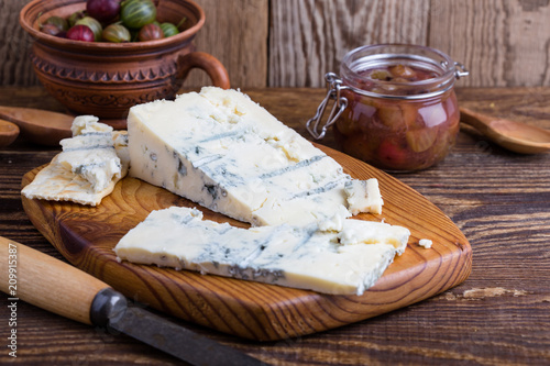 Gorganzola cheese with fresh gooseberries and berry jam