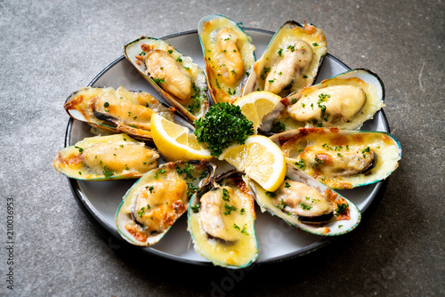 mussel baked with cheese