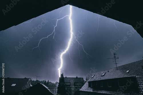 Blitz schlägt in Hausdach ein