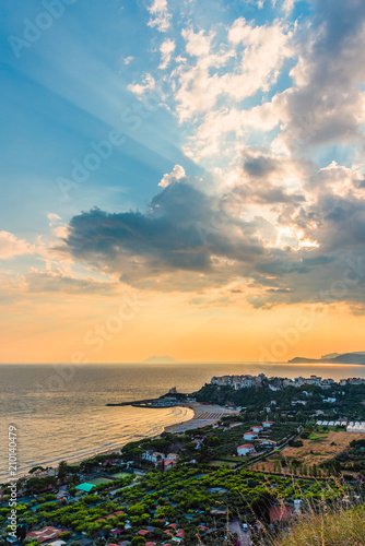 Panorama del tramonto sul paese di Sperlonga con dietro Terracina e San Felice Circeo