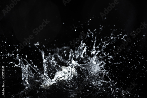 plusk wody czarne tło tło świeże uczucie