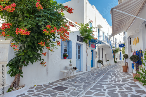 Widok typowa wąska ulica w starym miasteczku Parikia, Paros wyspa, Cyclades, Grecja