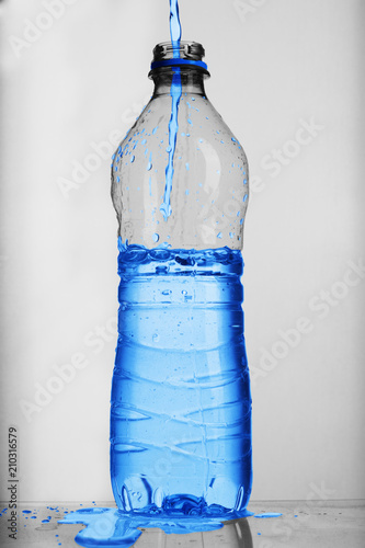nalewanie wody do plastikowej butelki
