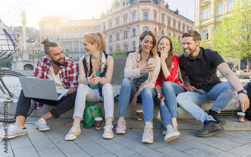 freunde beim herumlungern in der stadt. sie machen witze und unterhalten sich über klatsch. sorgloser lebensstil