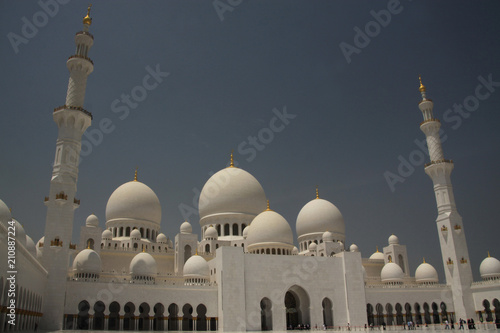 Dziedziniec białego meczetu w Abu Dhabi, Zjednoczone Emiraty Arabskie 