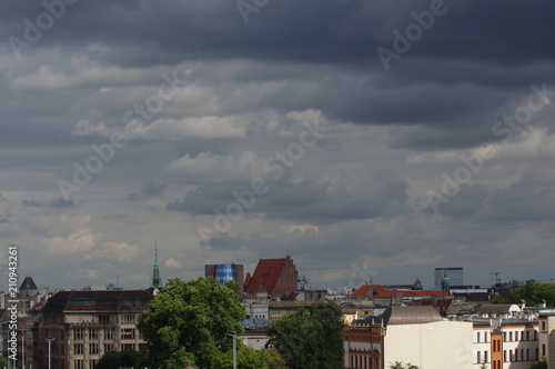 Burzowe chmury nad Wrocławiem, deszcz w mieście