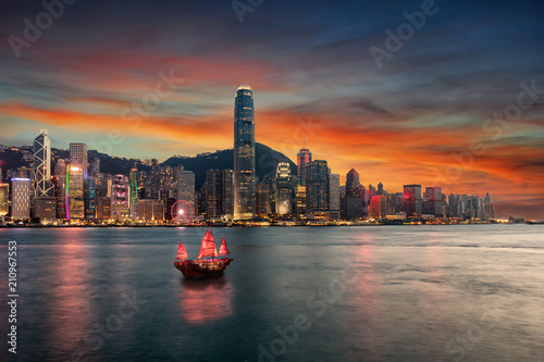 Blick auf den Victoria Harbour und die beleuchtete Skyline von Hong Kong nach Sonnenuntergang