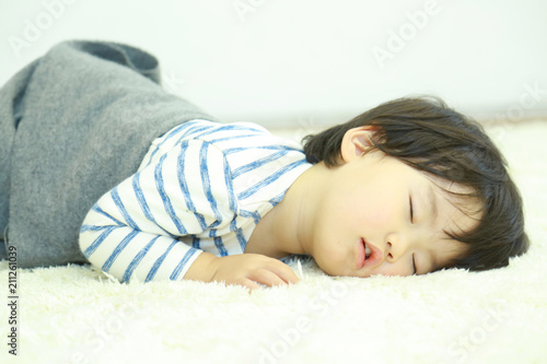 眠る子供