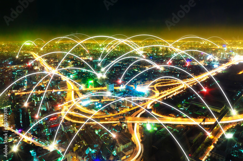 Paisaje urbano por la noche y concepto de internet. Diseño futuristico de trabajo en red y globalización. Internet de las cosas y tecnología de la comunicación