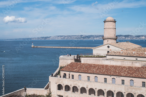 L'entrée du port de Marseille- le fort saint Jean