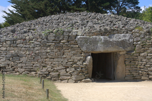 tumulus mégalithique d'Er grah, en pierres à locmariaquer en bretagne 