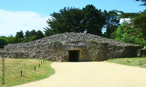 tumulus mégalithique d'Er grah, en pierres à locmariaquer en bretagne 