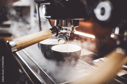Wylewanie espresso z ekspresu do kawy w kawiarni