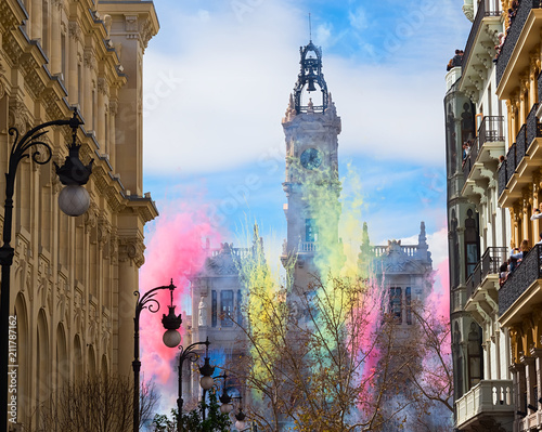 hermoso paisaje urbano durante el festival de Las Fallas de Valencia,España. Mascletá de la plaza del Ayuntamiento con humos de colores formando figuras. Concepto celebraciones y culturas