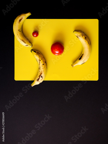 expresión hecha con frutas en un fondo negro
