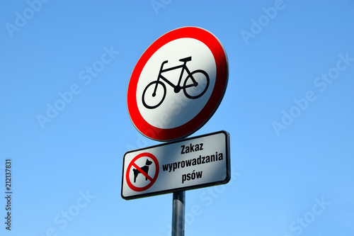 Znaki: "zakaz wjazdu rowerów" oraz "zakaz wyprowadzania psów"