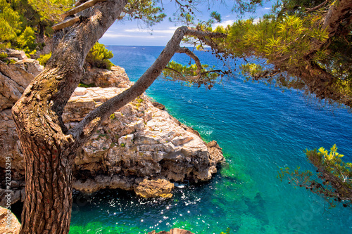 Zlatne Stijene stone beach in Pula view