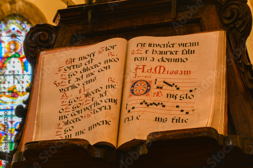 antico messale con canti gregoriani nel Duomo di Firenze