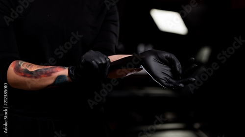 tatuażysta rękawiczka