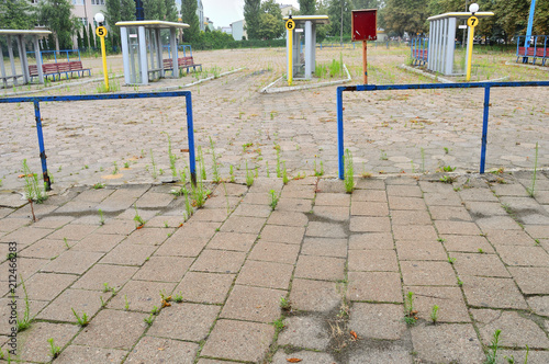 Opuszczony i zaniedbany dworzec autobusowy i puste przystanki.