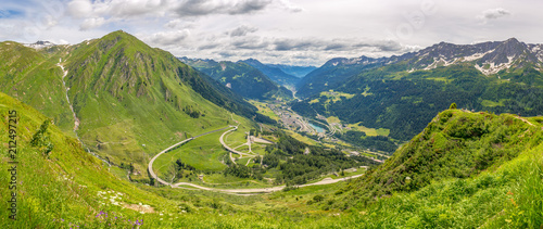 Blick auf Airolo und die Gotthard-Gruppe vom Gotthardpass aus.