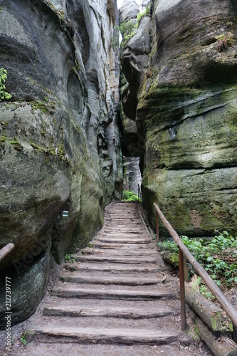 Szlak wśród skał w Skalnych miastach w Teplicach w Czechach