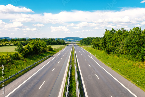 Leere Autobahn durch grüner Landschaft