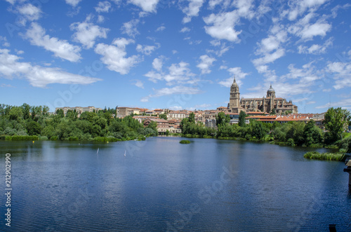 panorámica del rio Tormes con las catedrales de Salamanca desde el puente Enrique Esteban 