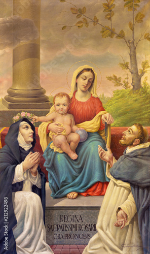BOLOGNA WŁOCHY, KWIECIEŃ, - 18, 2018: Obraz Madonna Różańcowa z St. Dominic i St. Catherine w chruch Chiesa di San Benedetto Andrea Galvan (1950).