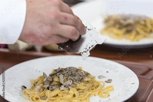 Kroatien, Istrien, Trüffelfestival in Livade, frischer weisser Trüffel mit Pasta