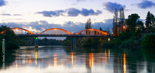 Zmierzch wzdłuż rzeki Waikato w Hamilton, Nowa Zelandia