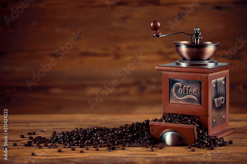Kaffee Mühle mit Kaffeebohnen und altem rustikalen Holz Tisch Hintergrund
