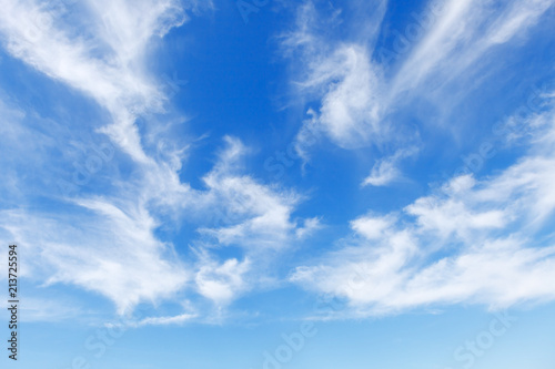 Piękne błękitne niebo nad morzem z półprzezroczystymi, białymi chmurami Cirrus
