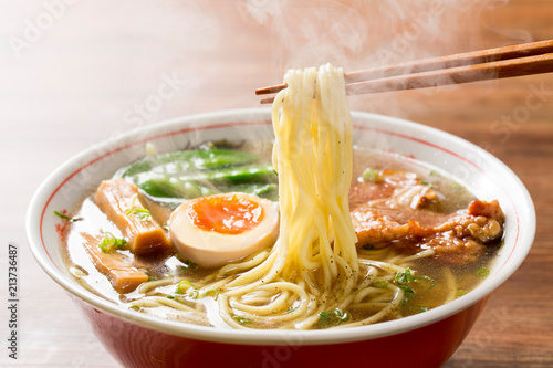 熱々の醤油ラーメンを箸で摘む