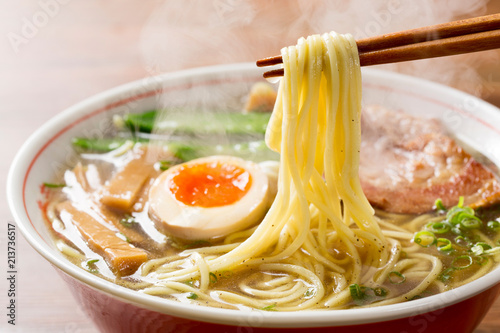 熱々の醤油ラーメンを箸で摘む